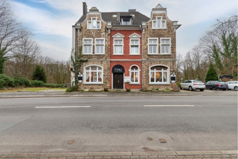Hausansicht Essen Mehrfamilienhaus Lukratives Renditeobjekt mit Ausbaum�glichkeit in gefragter Lage von Essen-Heidhausen