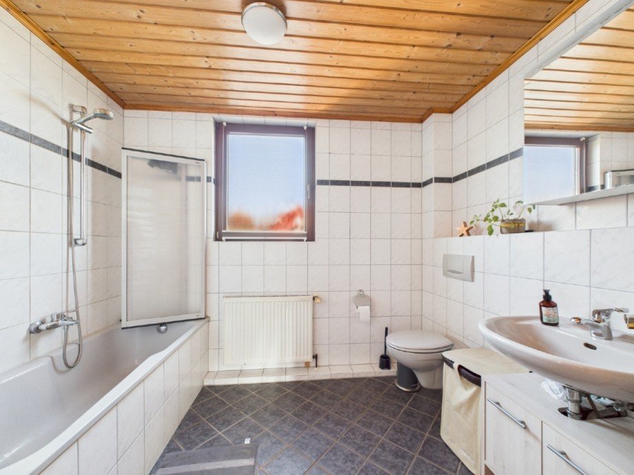 Badezimmer I Dachgeschosswohnung Sprockh�vel
