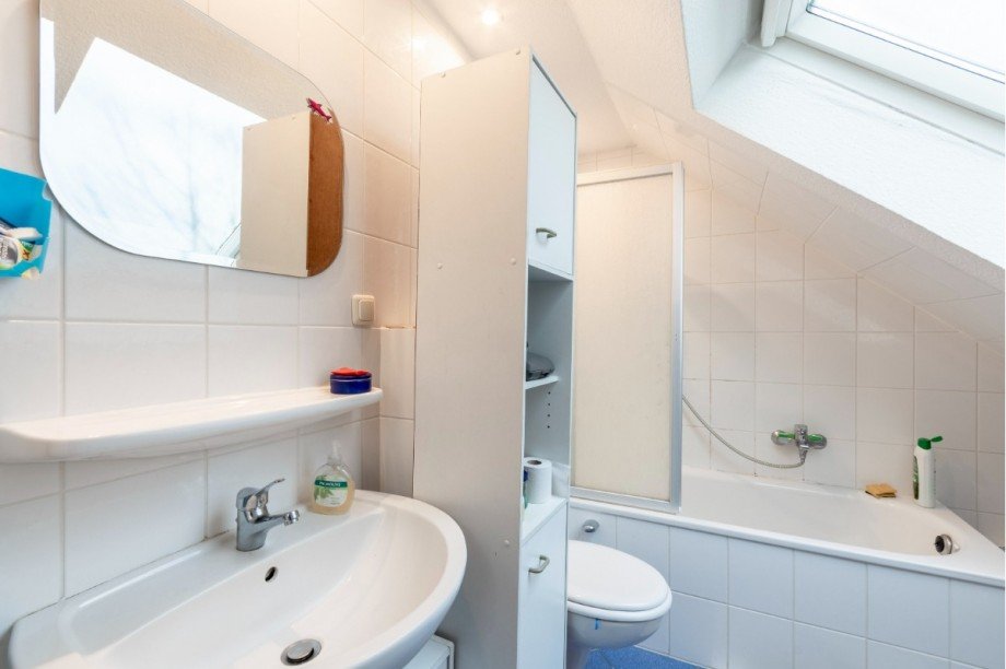 Badezimmer DG Mehrfamilienhaus Sprockh�vel