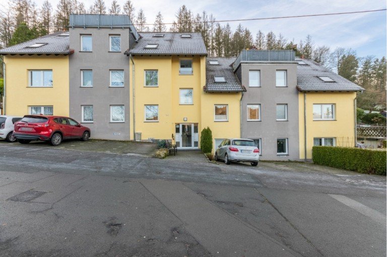 Hausansicht Wuppertal Dachgeschosswohnung Gro�z�gige Eigentumswohnung im Dachgeschoss in Wuppertal-Laaken